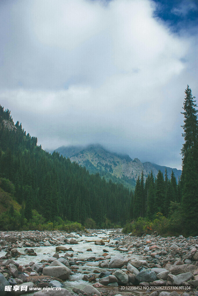 山间溪流