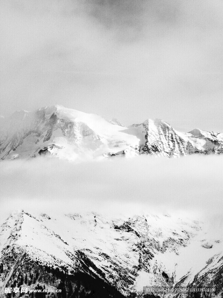 巍峨雪山壮丽景致