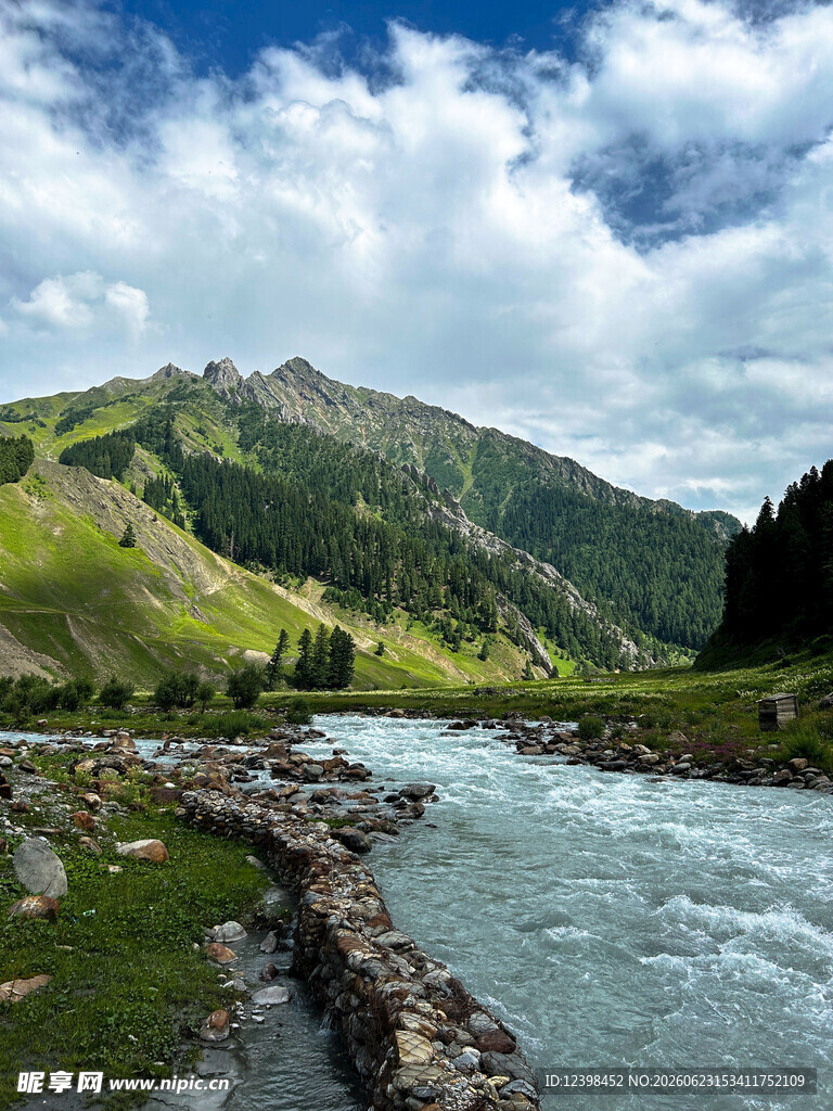 山间溪流美景
