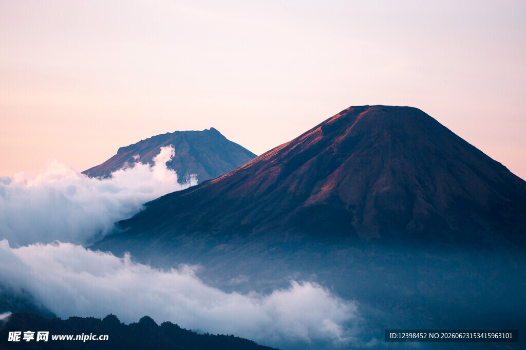 云雾缭绕中的壮丽火山