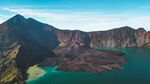 壮丽火山湖全景风光