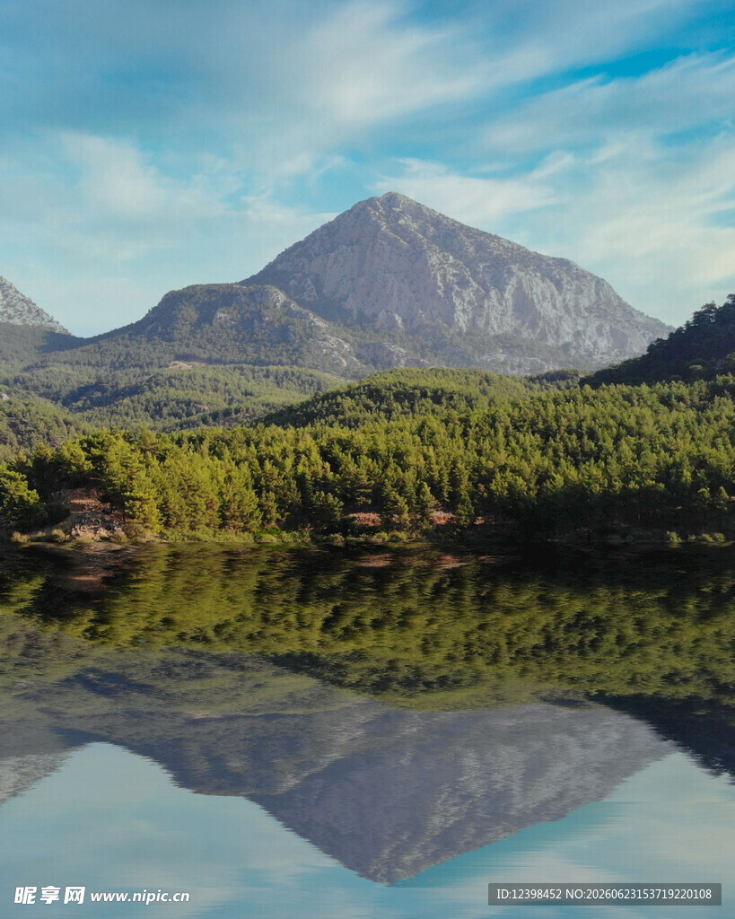 湖光山色间的自然美景