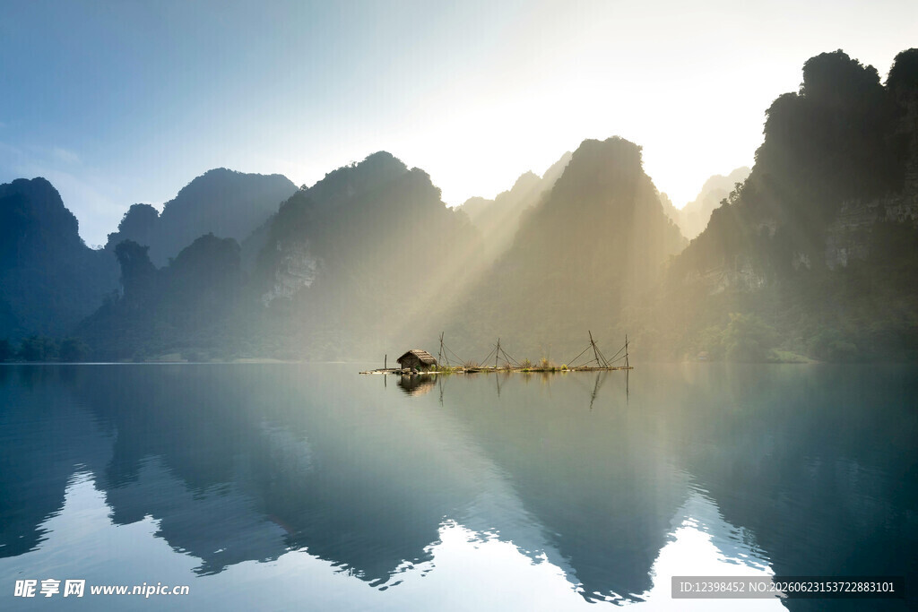 山水间的静谧小船日出景