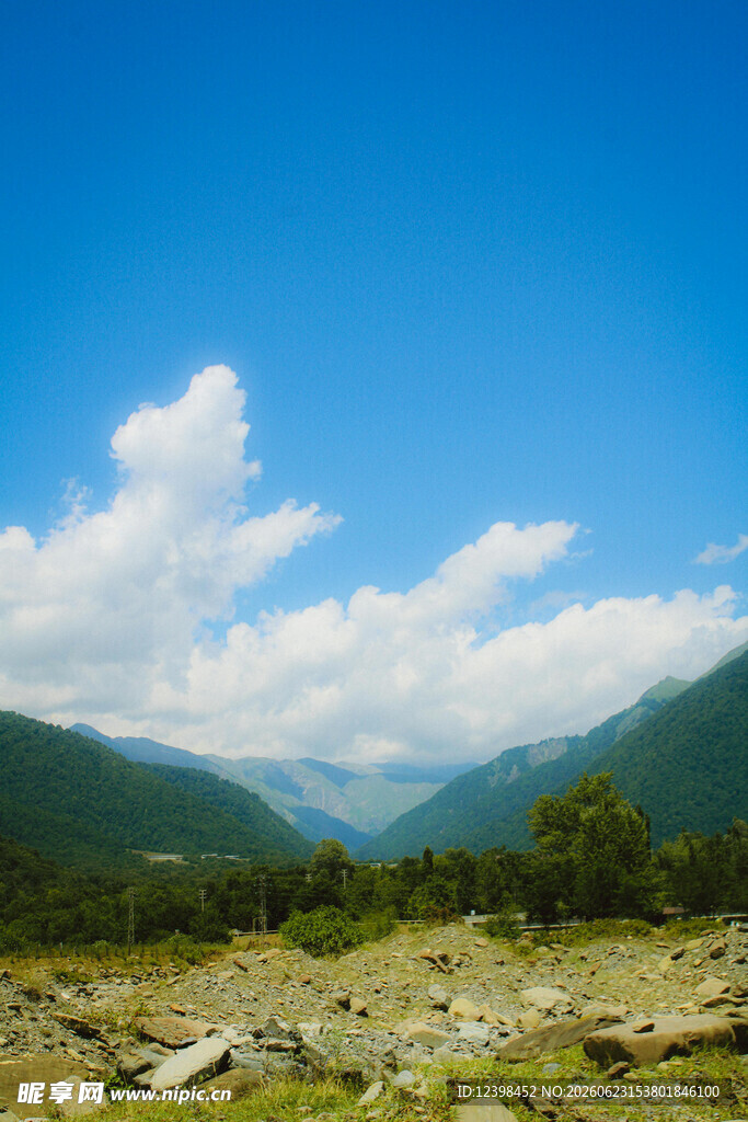 蓝天白云下的山间美景