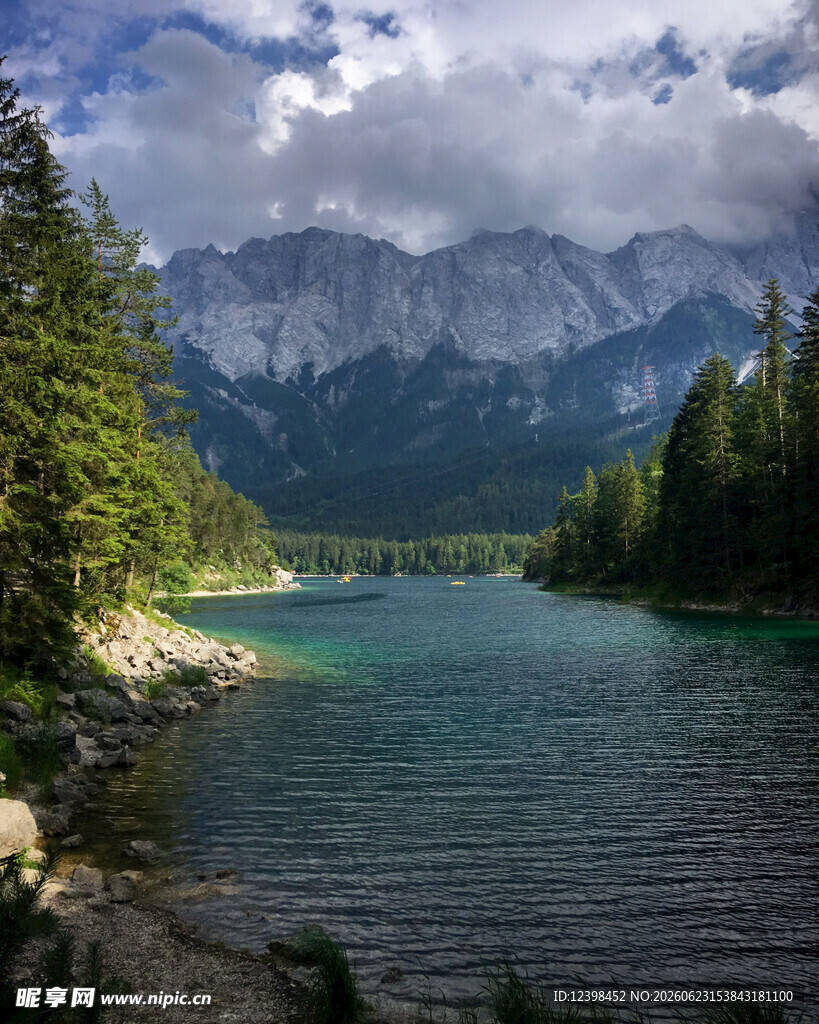 湖畔山林间的壮美自然景