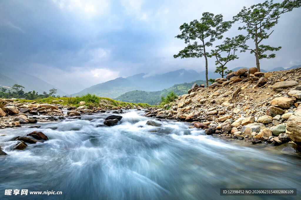 山间溪流