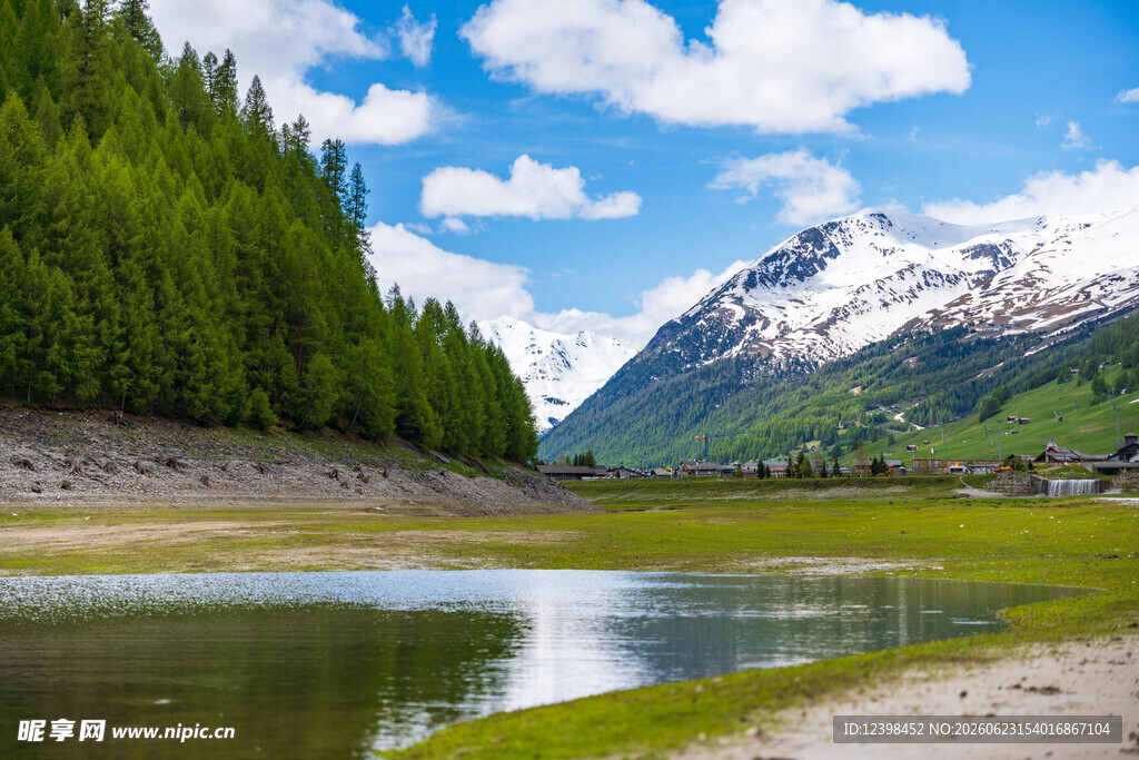山间湖畔美景