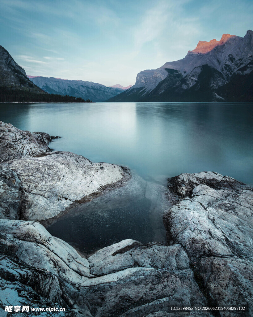 湖畔嶙峋岩石与远山美景