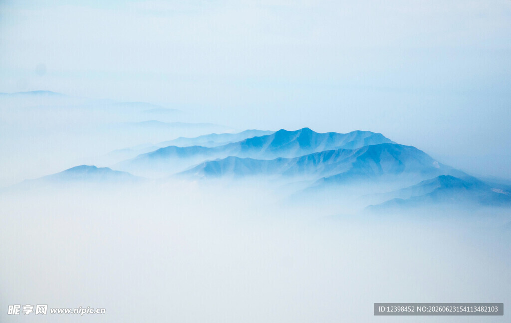 云雾缭绕中的静谧山峦