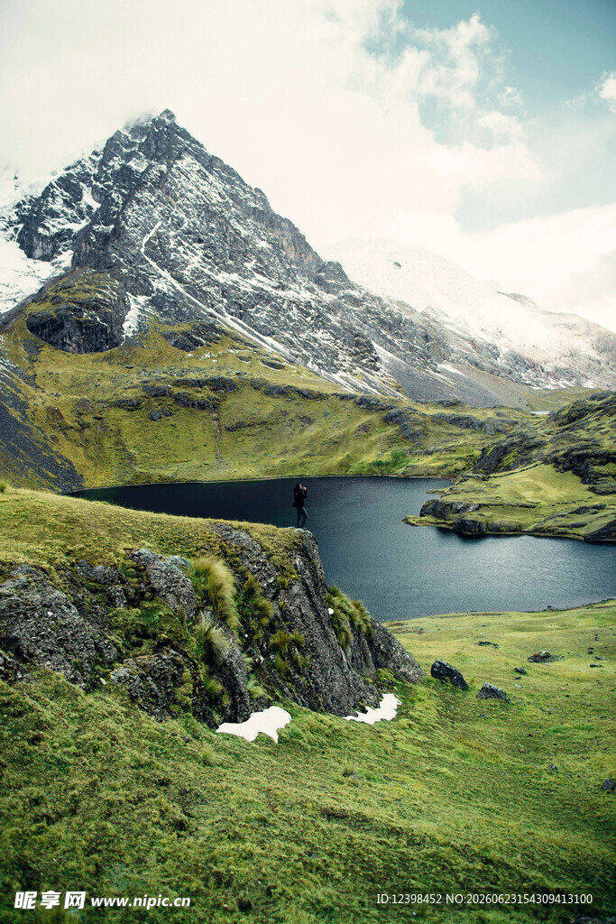 高山湖畔美景