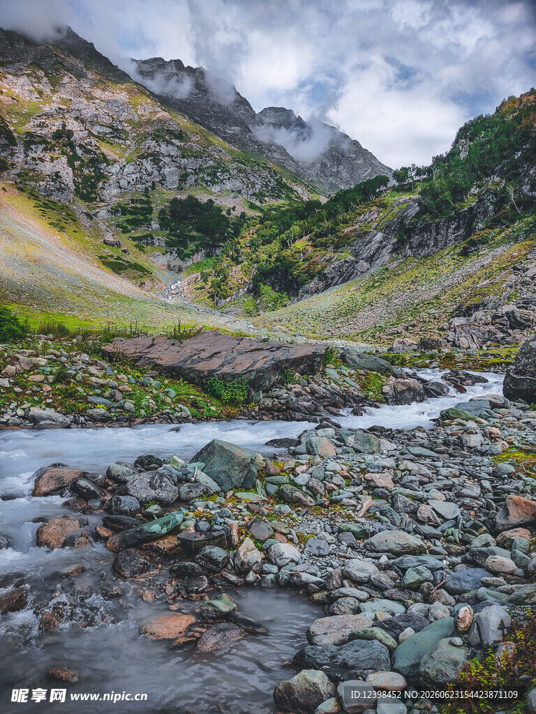 山间溪流