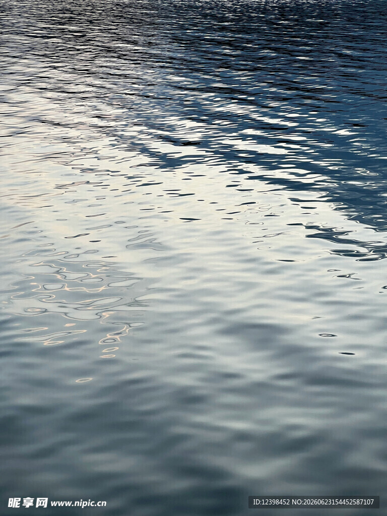 波光粼粼的水面