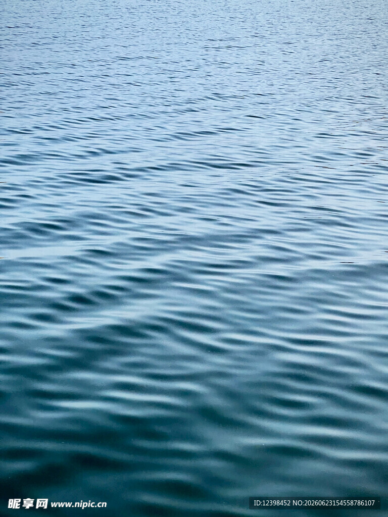 平静水面的蓝色波纹