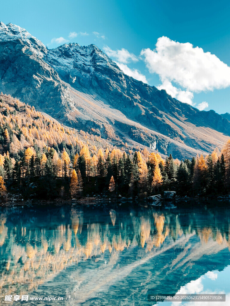 湖畔山林美景
