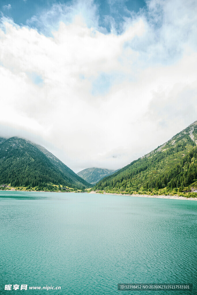 青山绿水间的静谧湖泊