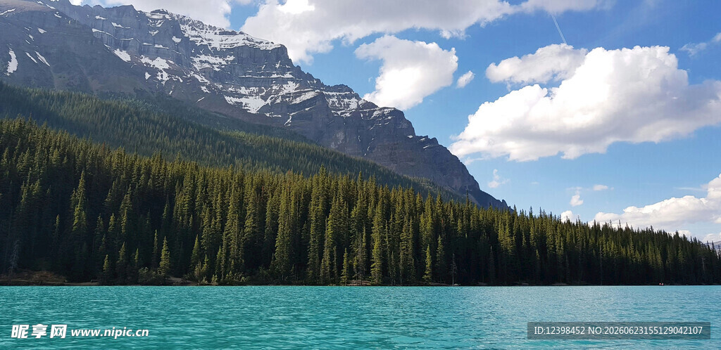 湖畔青山美景