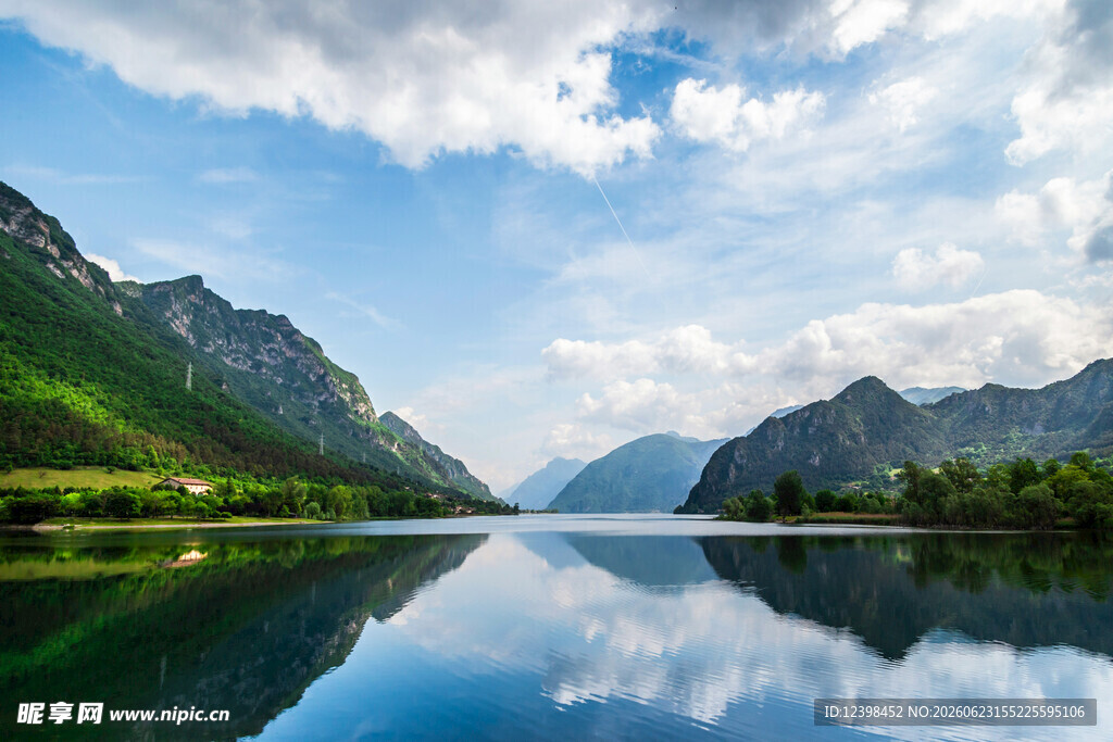 宁静山水间的湖光山色