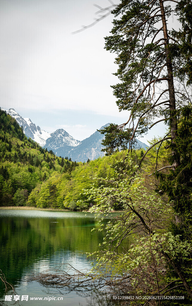 山间静谧湖景