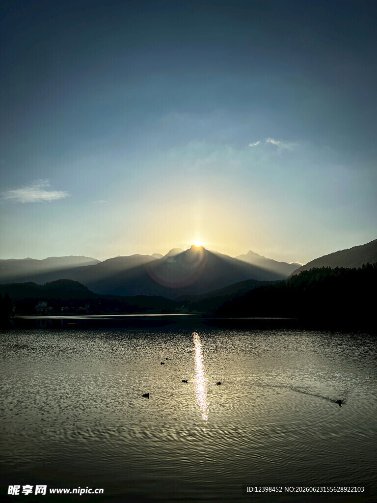 湖畔日出美景