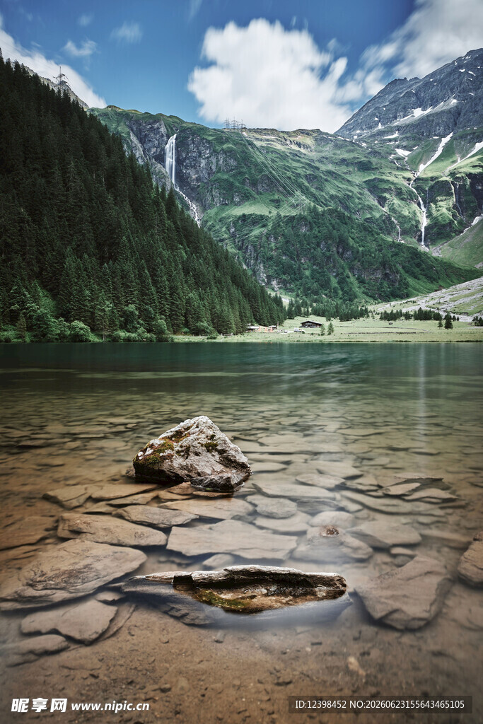 山间湖畔的宁静景致