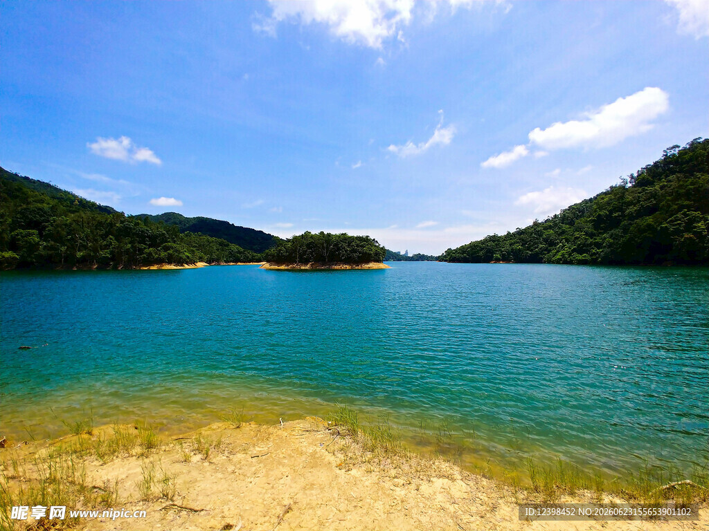 美丽湖畔风光