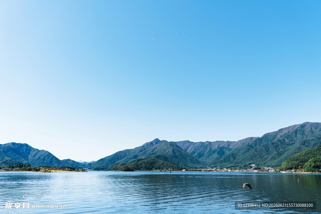 宁静湖畔的壮丽山景