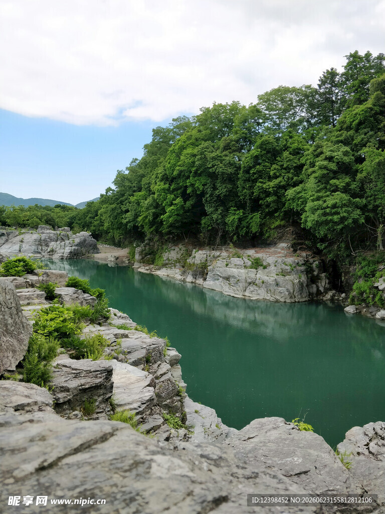 青山绿水间的秀丽河谷