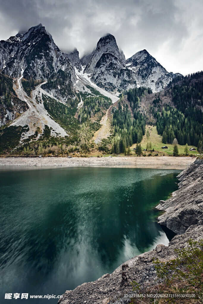 高山湖泊壮丽自然景观