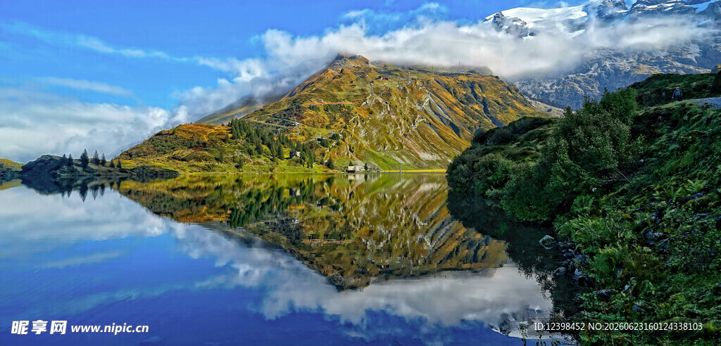 山水倒影美景如画