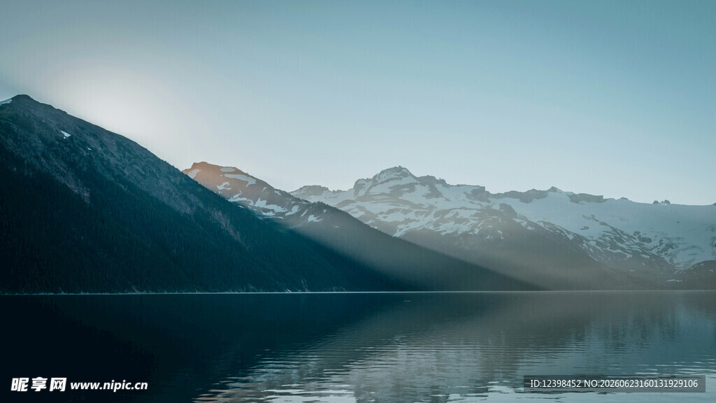 宁静山水间的绝美湖景