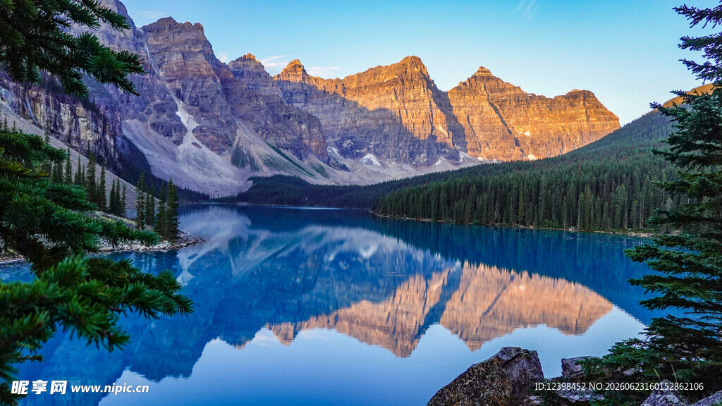山间静谧湖景