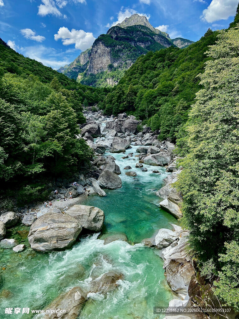 山间碧溪美景