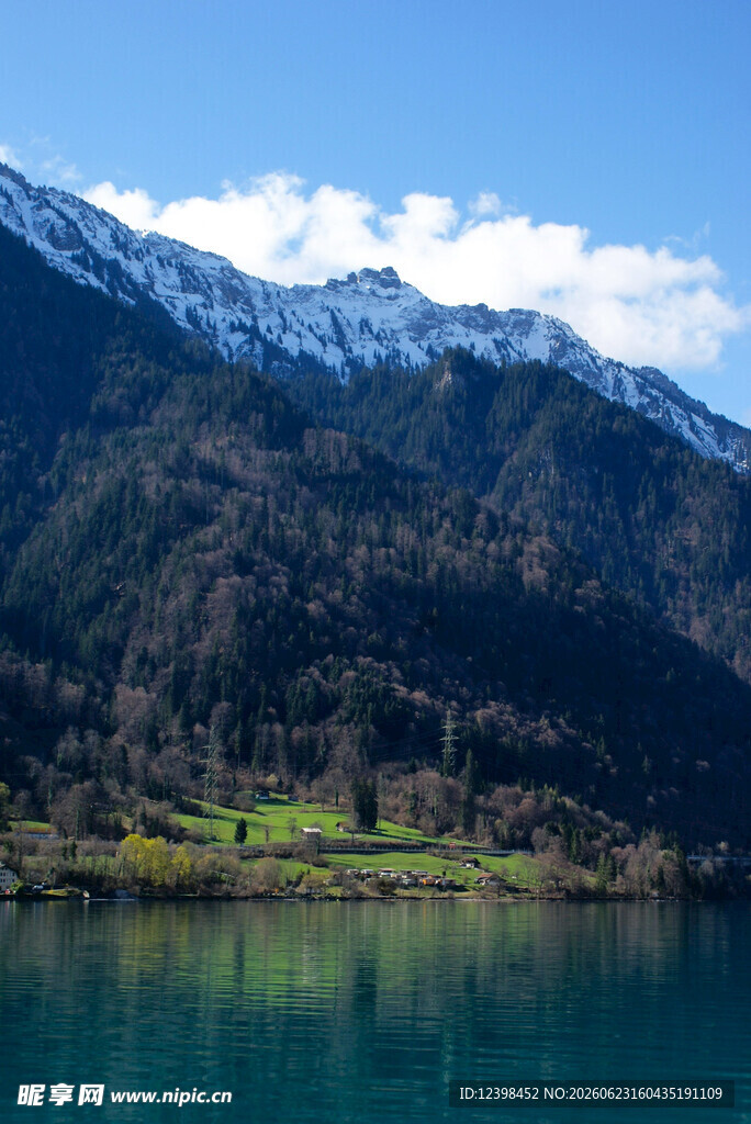 高山湖泊美景