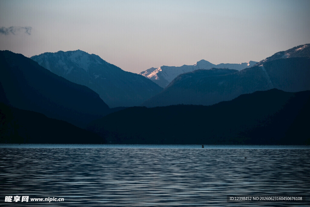 湖畔山峦暮色美景