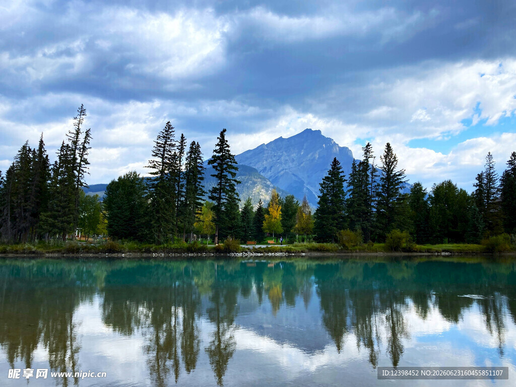 湖畔山林美景