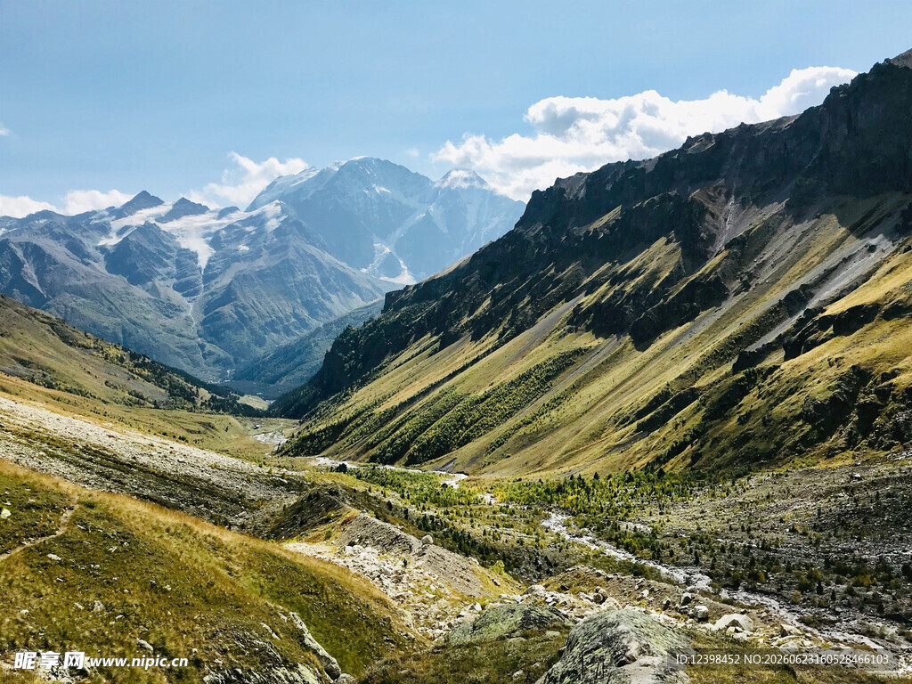 壮丽高山山谷风光