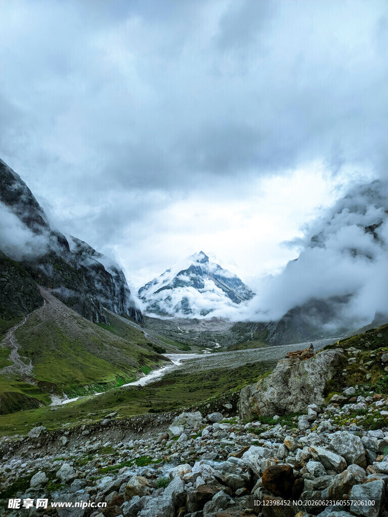 山间云雾中的壮丽雪山景色