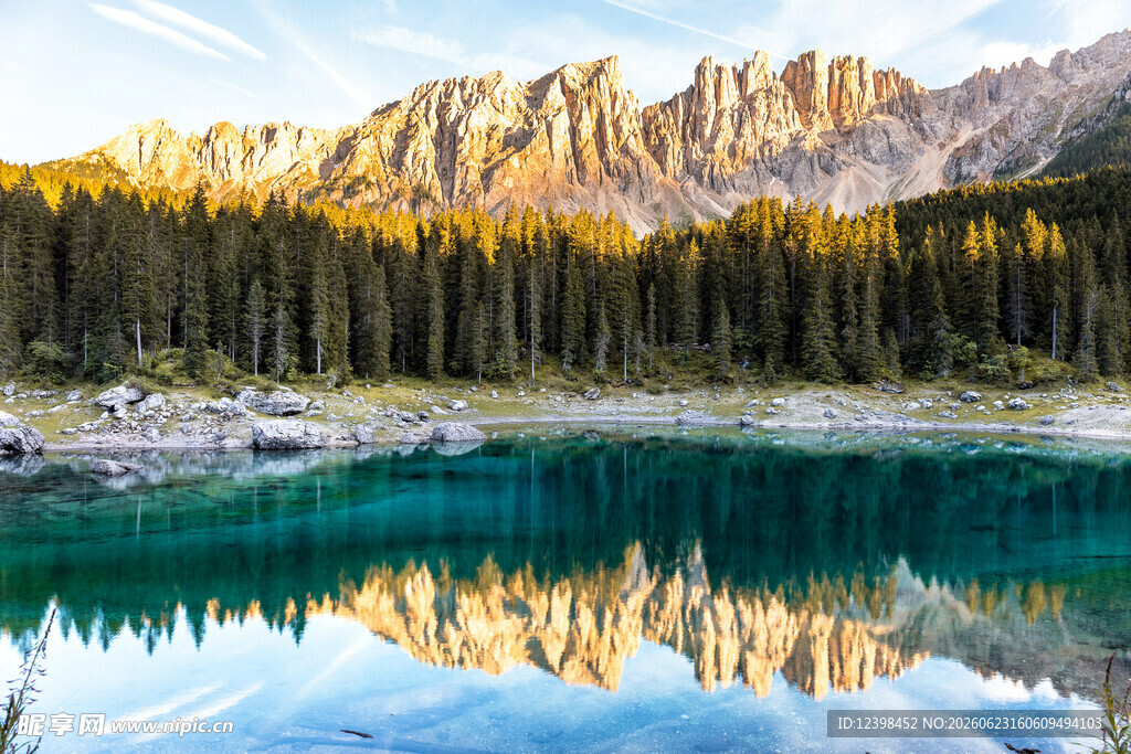 山间碧湖与壮丽山峰美景