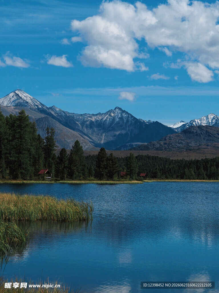 宁静湖景与远处山峦