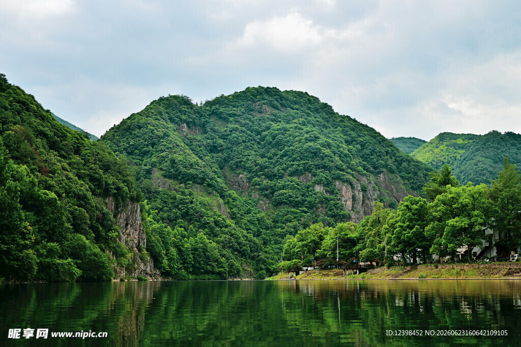 青山绿水间的宁静湖景