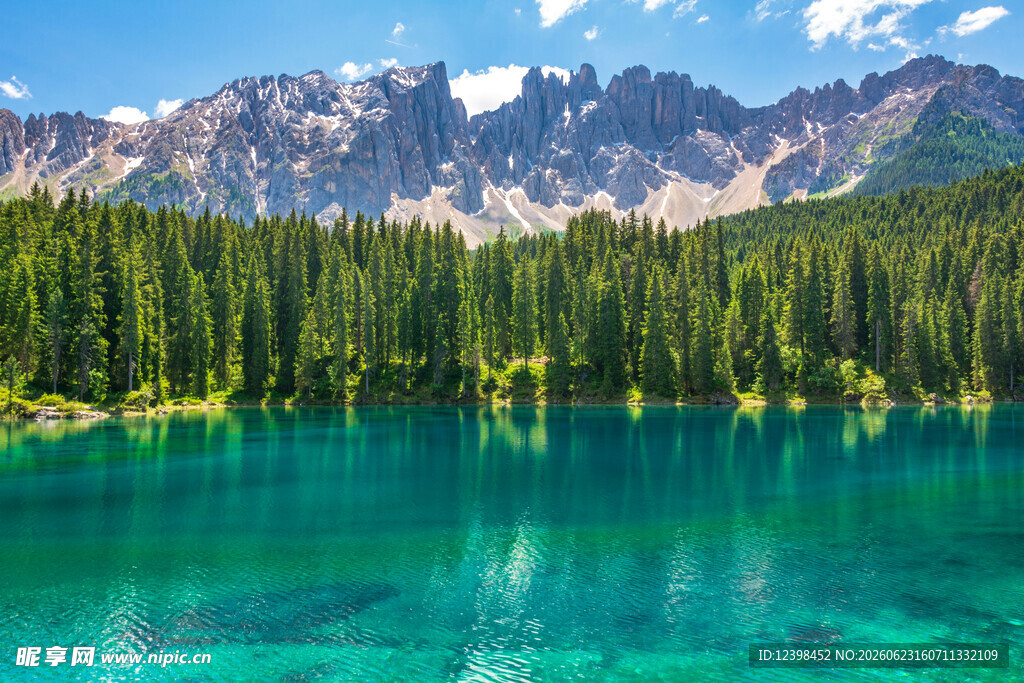 梦幻蓝湖与葱郁山林美景