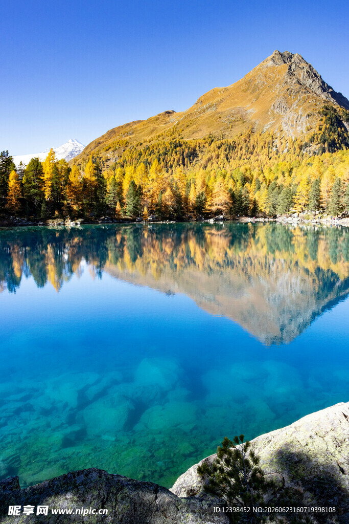 秋日山间的澄澈湖水
