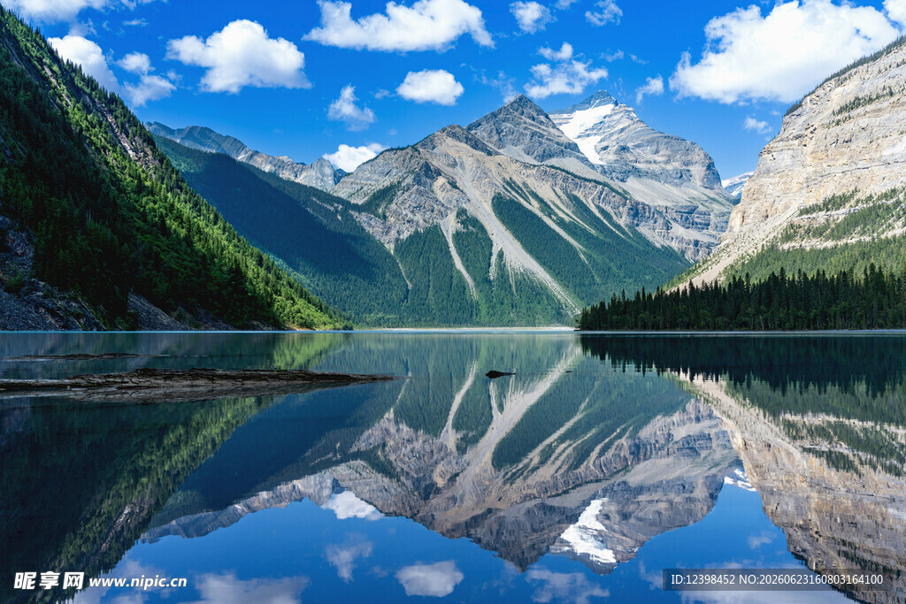 宁静山水湖景倒影如画