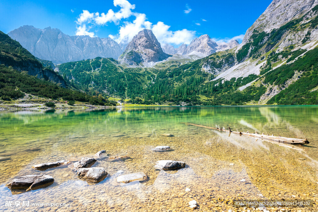高山碧湖中的踏脚石