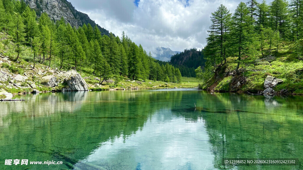 山间碧绿湖水美景