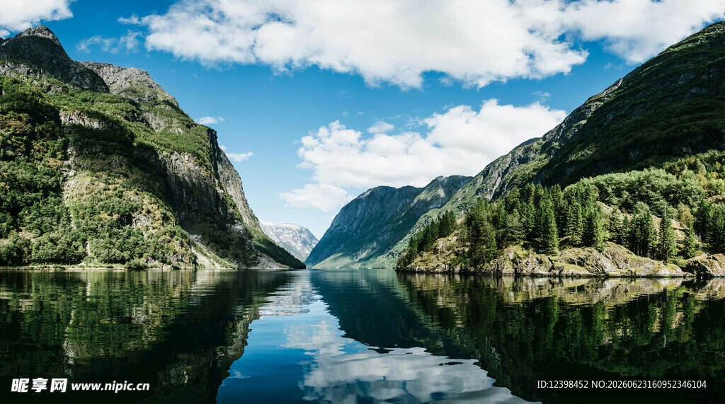 壮丽峡湾山水景观