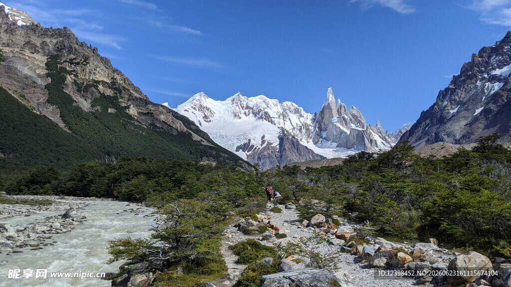 壮丽雪山下的河谷风光