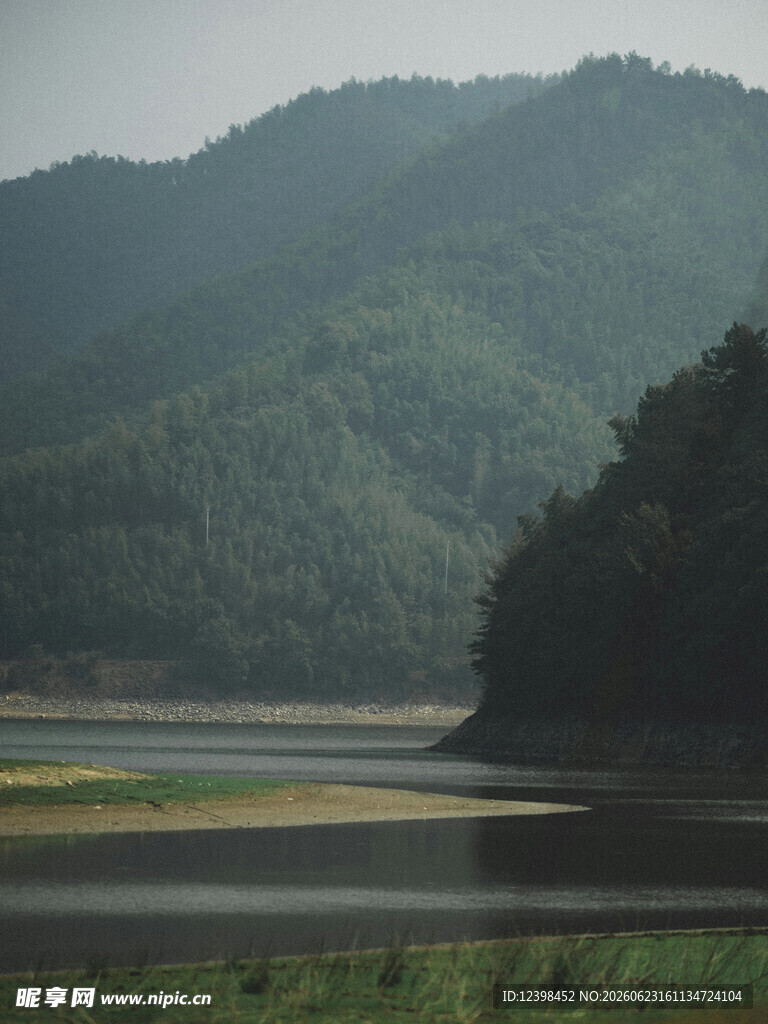 山间湖泊的静谧自然景致