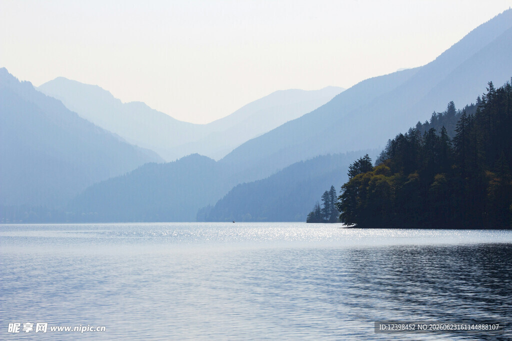 宁静山水间的湖光山色