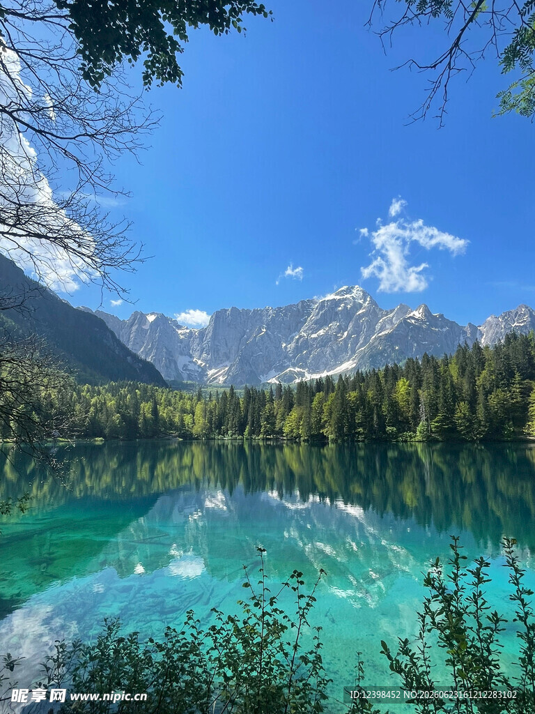 梦幻翠湖映青山